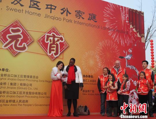 浦东中外家庭“闹”元宵“洋灯谜”受热捧（图）