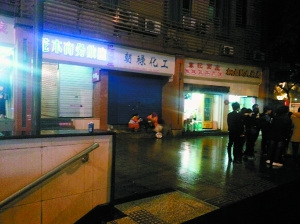 清洁工夫妻蹲路边吃咸菜就白饭感动路人（图）