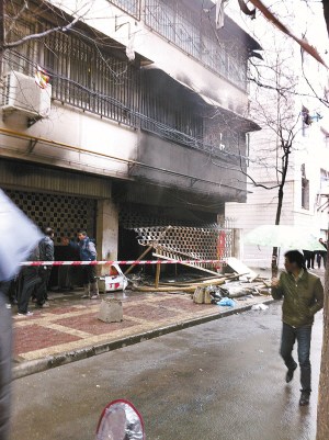 店展大火消防车赶来被私人车堵半小时致2人死亡