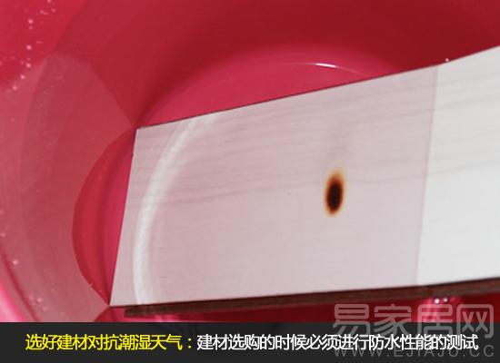 点燃香薰蜡烛除湿：实用有情调
